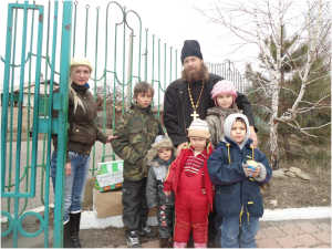 Дети Дебальцева получили сладкие гостинцы и игрушки