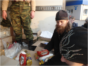 Раздача гуманитарной помощи жителям Петровского района, поселок Трудовской